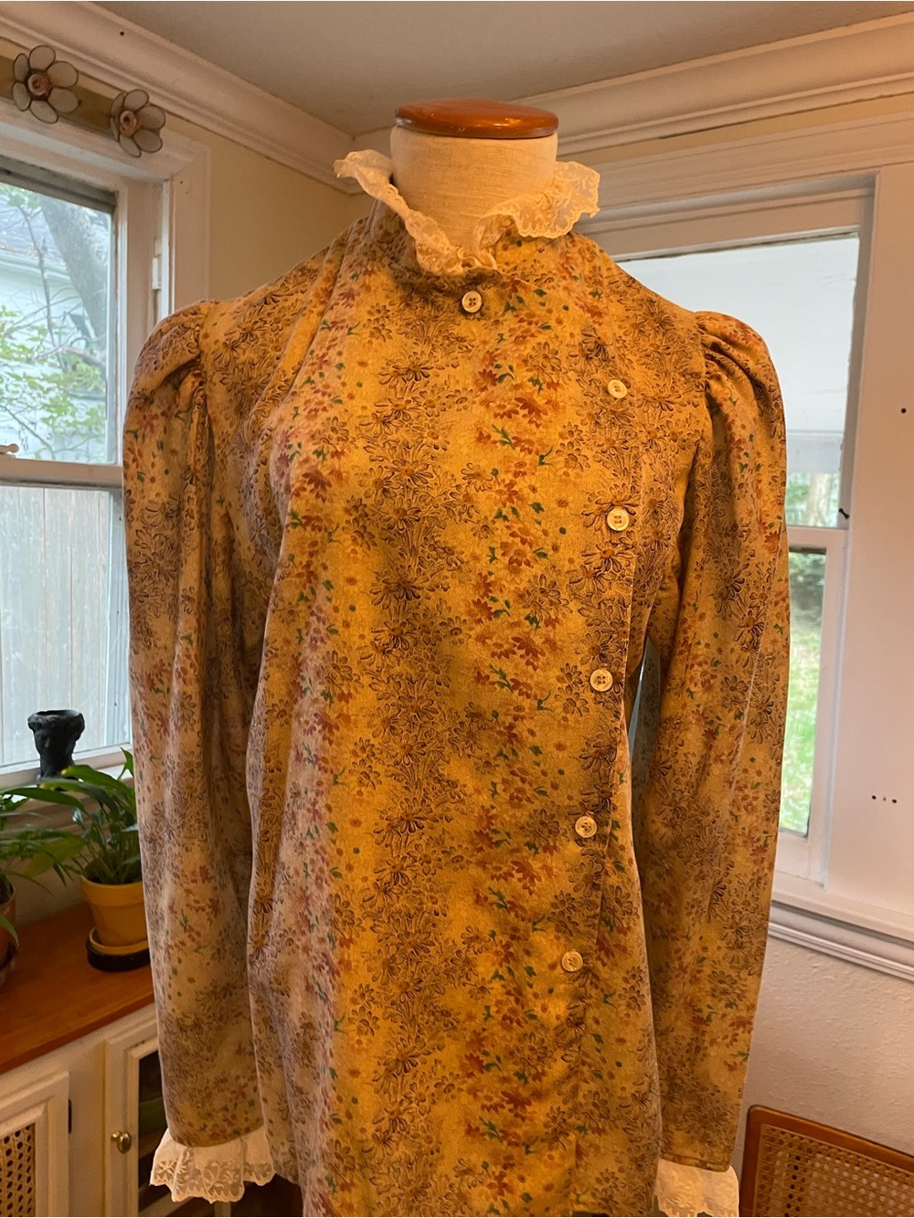 Vintage 80s  Floral Long-Sleeve Top with Lace Collar & Cuffs
